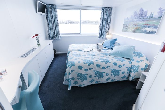 Middle Deck 2 Adjustable Twin Beds Cat A
